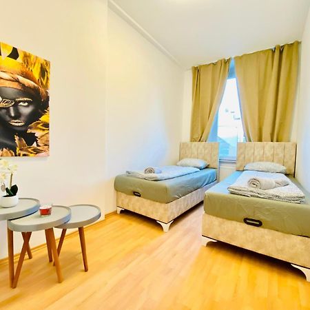 Bright 5Br Shared Apartment W Great Transport Link Wina Bagian luar foto