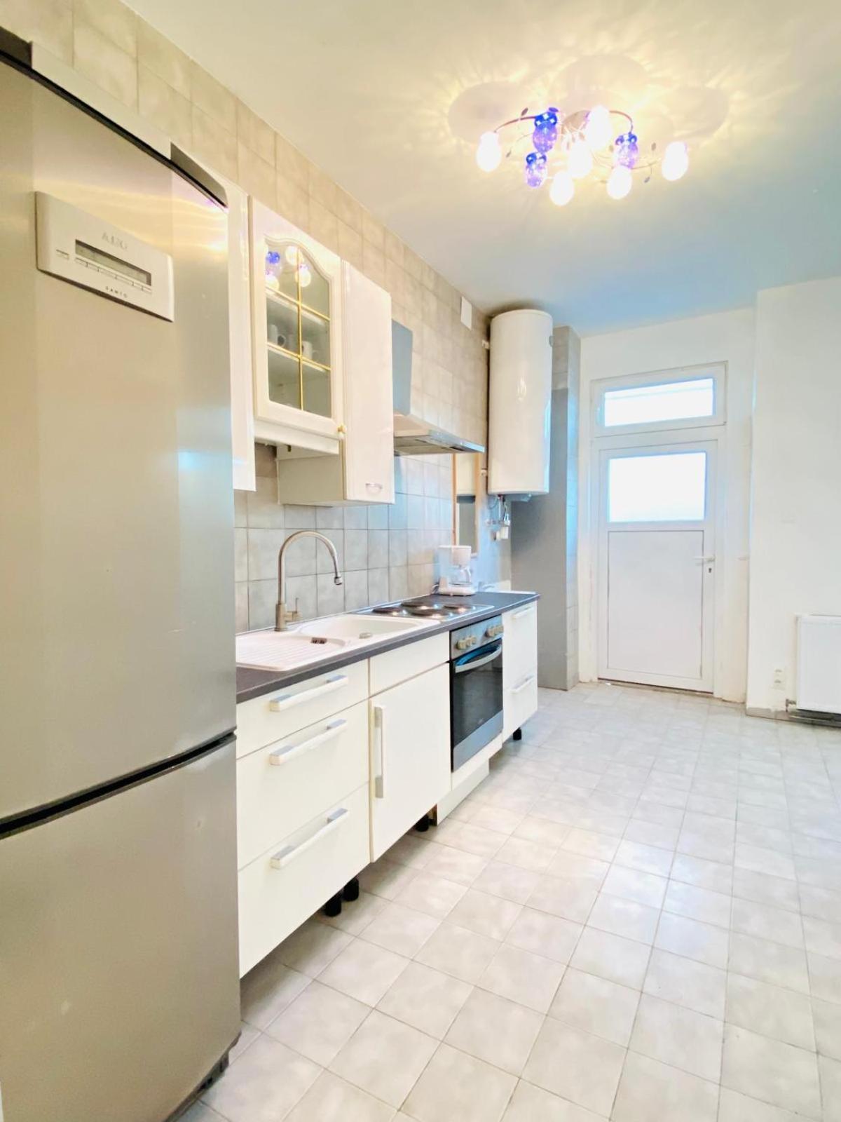 Bright 5Br Shared Apartment W Great Transport Link Wina Bagian luar foto
