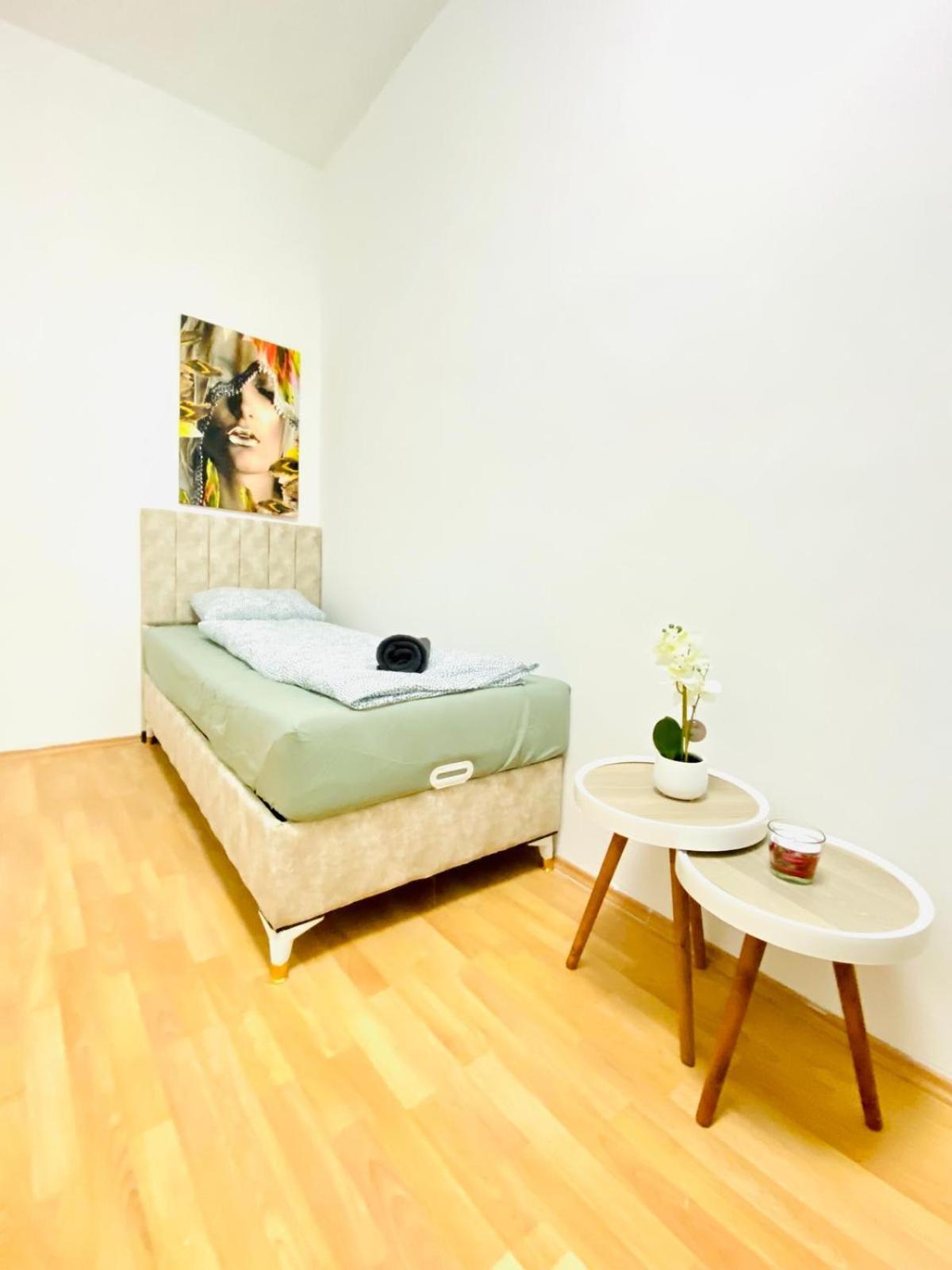 Bright 5Br Shared Apartment W Great Transport Link Wina Bagian luar foto
