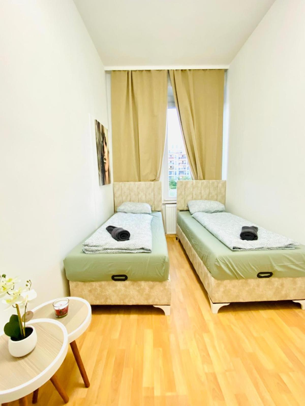 Bright 5Br Shared Apartment W Great Transport Link Wina Bagian luar foto