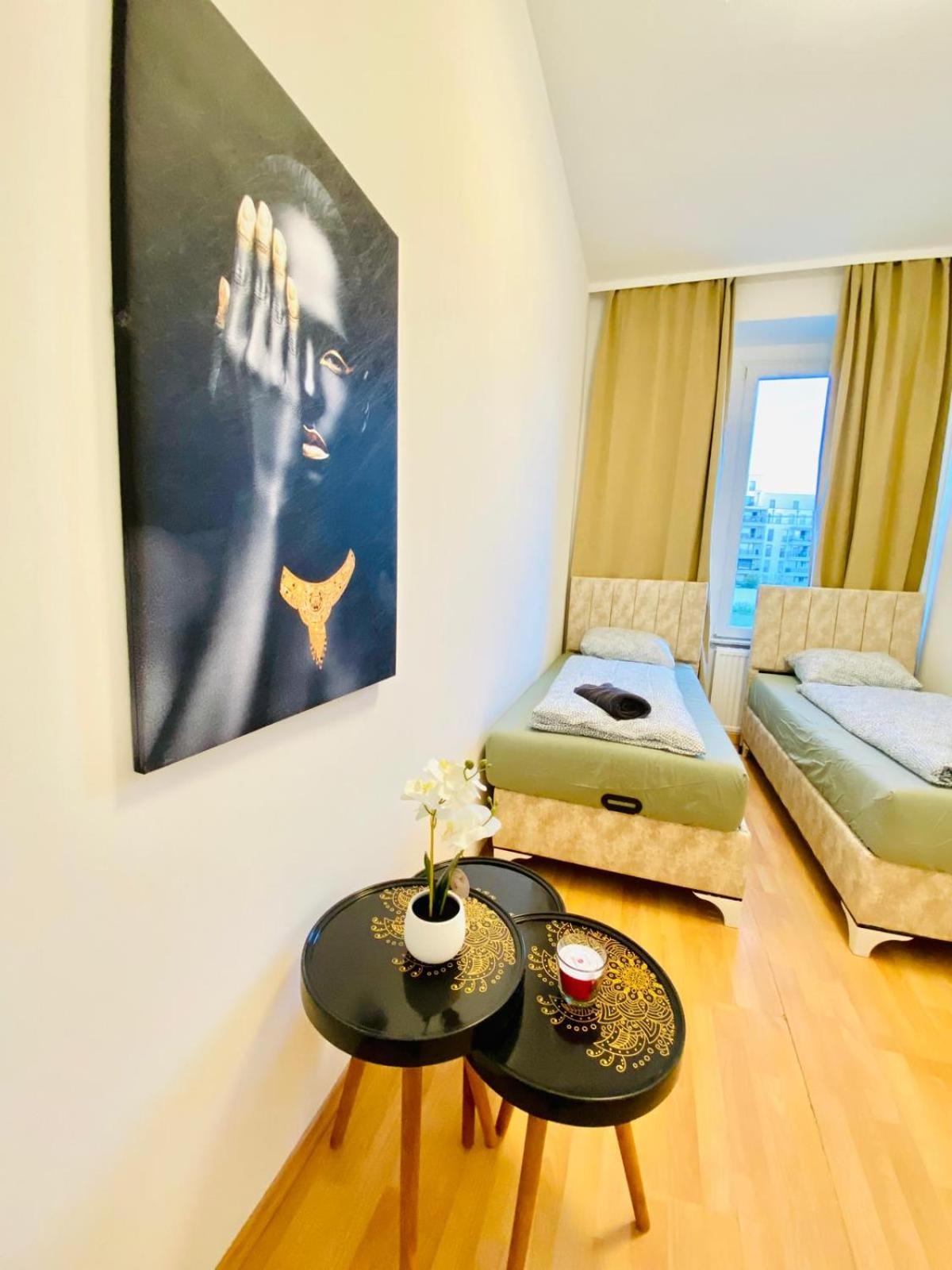 Bright 5Br Shared Apartment W Great Transport Link Wina Bagian luar foto