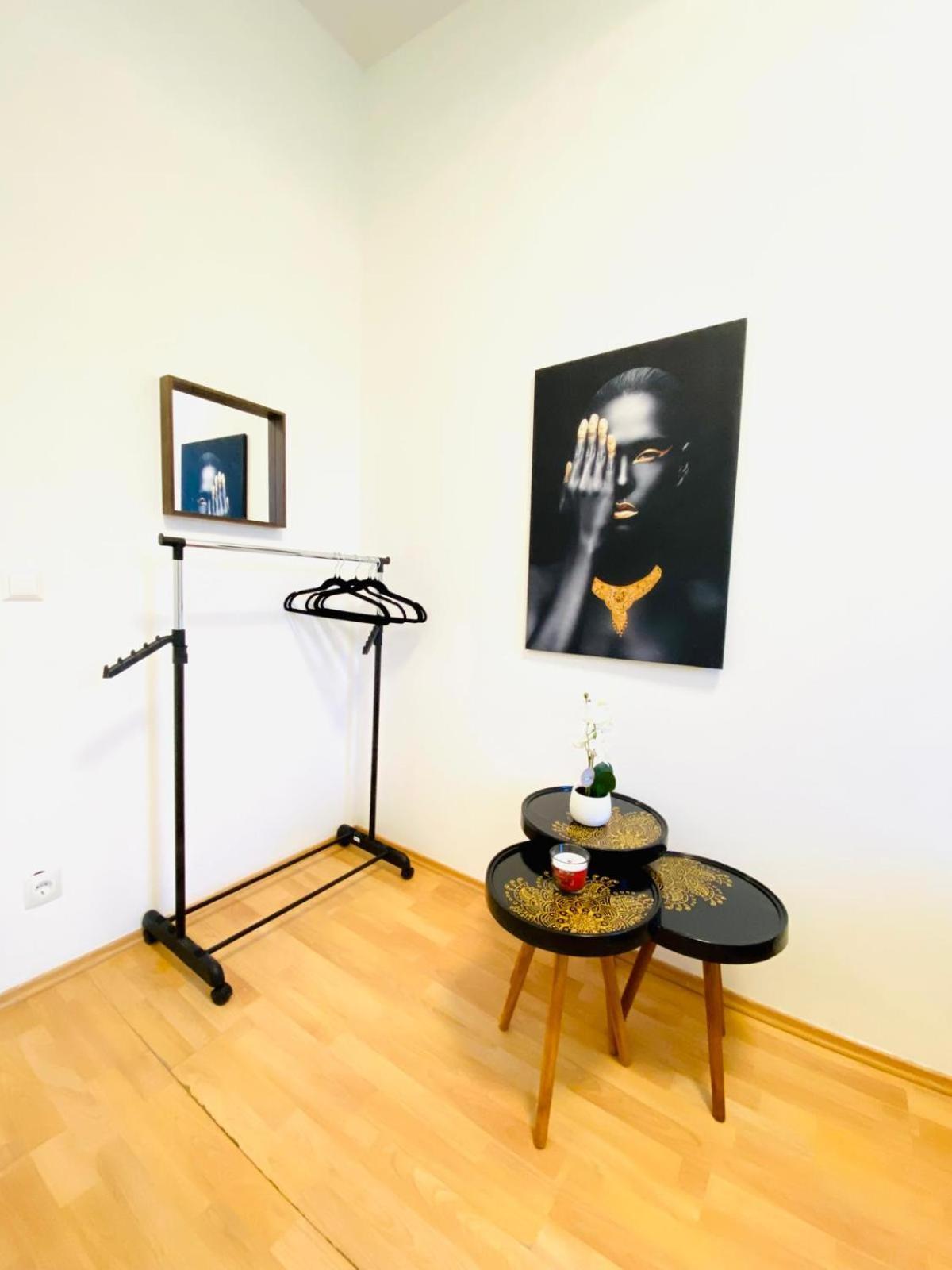 Bright 5Br Shared Apartment W Great Transport Link Wina Bagian luar foto
