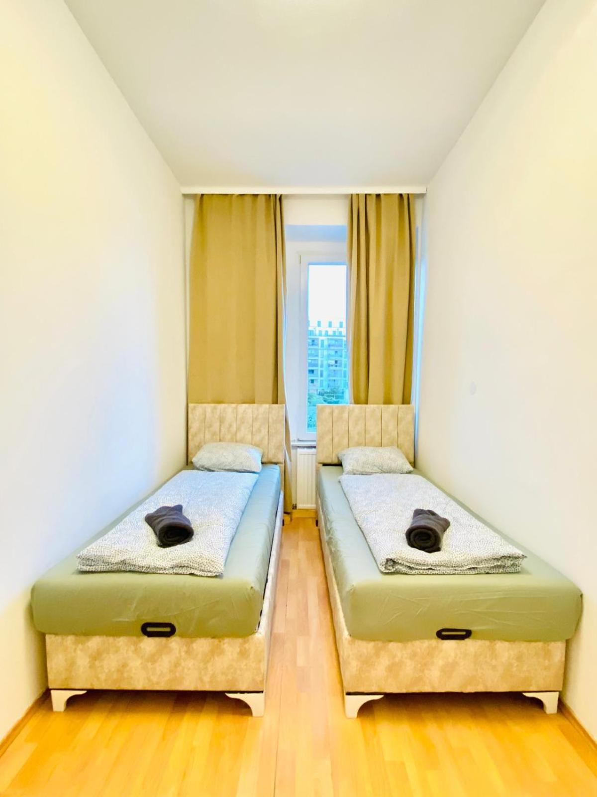 Bright 5Br Shared Apartment W Great Transport Link Wina Bagian luar foto