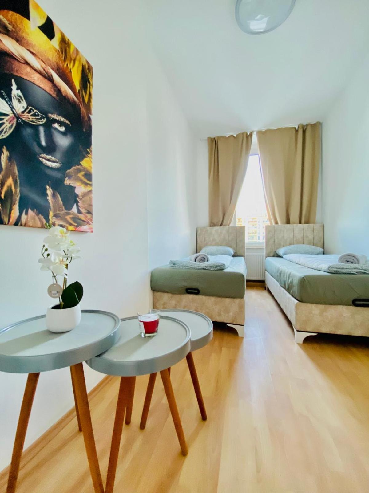 Bright 5Br Shared Apartment W Great Transport Link Wina Bagian luar foto