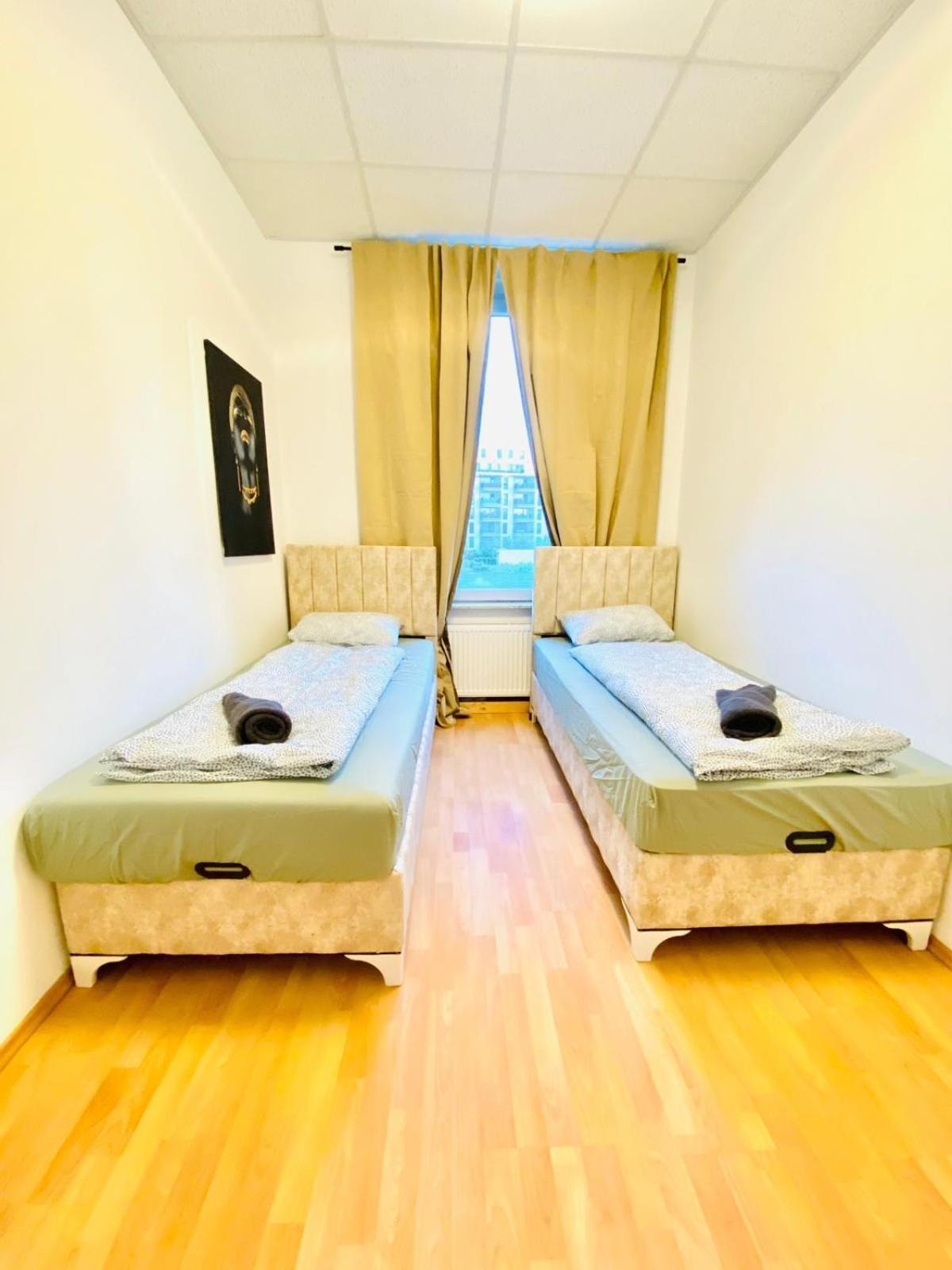 Bright 5Br Shared Apartment W Great Transport Link Wina Bagian luar foto