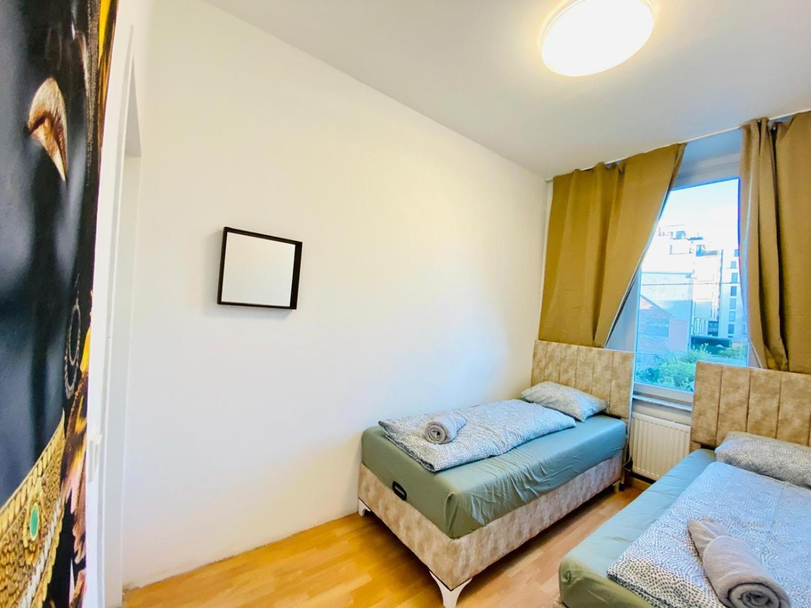 Bright 5Br Shared Apartment W Great Transport Link Wina Bagian luar foto