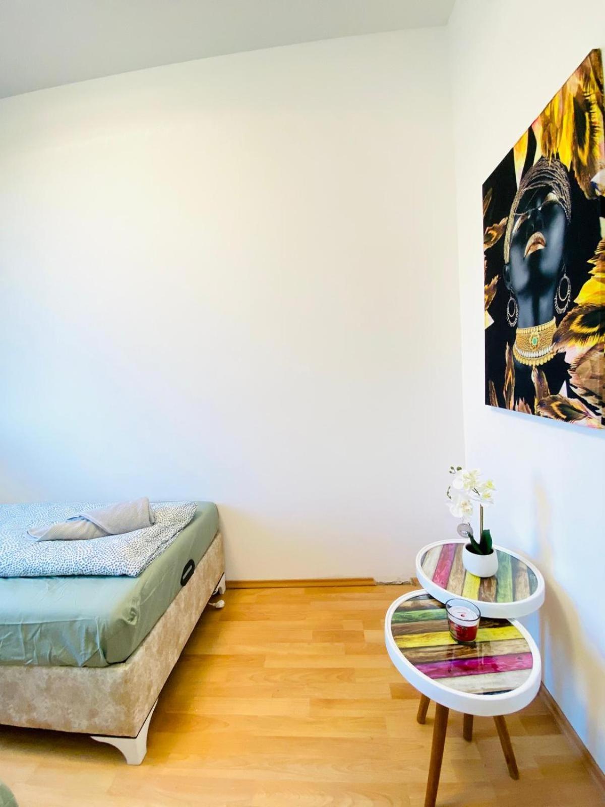 Bright 5Br Shared Apartment W Great Transport Link Wina Bagian luar foto